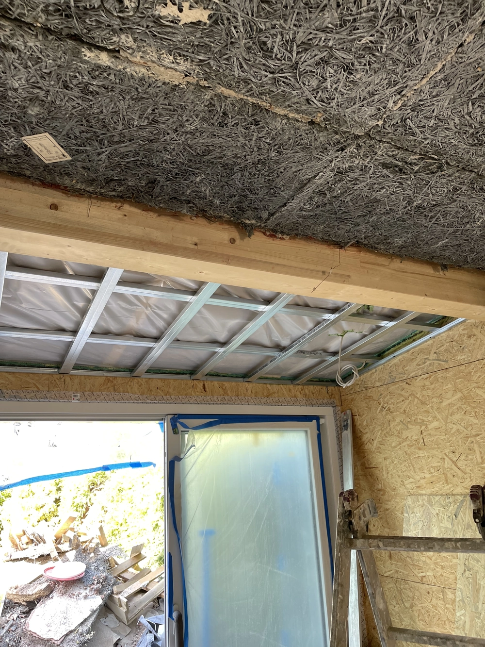 Abgehängte Decke im Trockenbau mit Dämmstoff und Metallprofilen