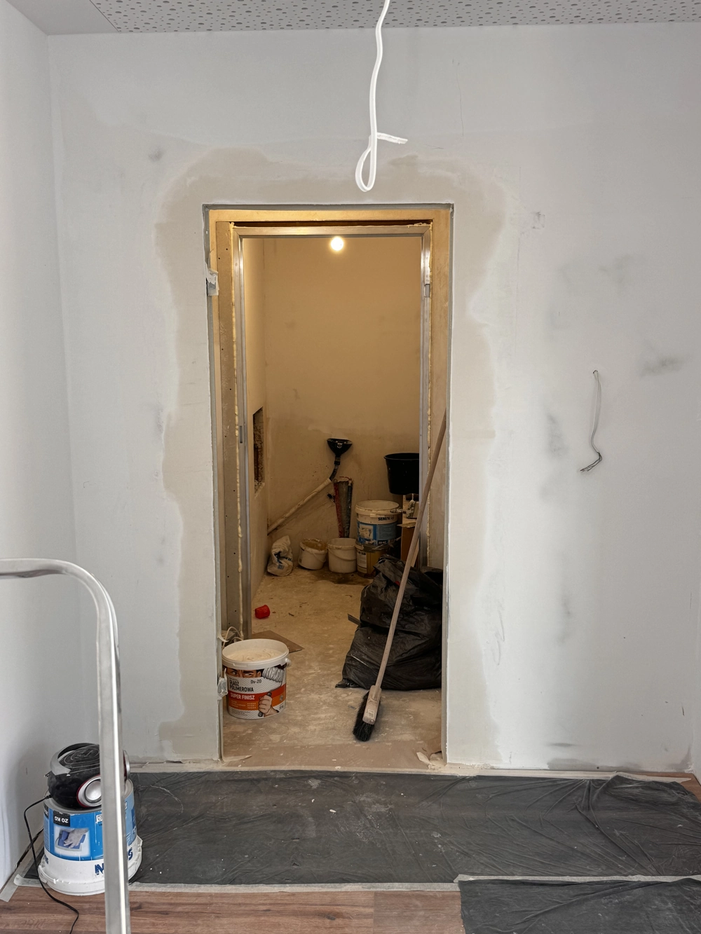 Spachtelarbeiten an einer Türöffnung im Innenausbau