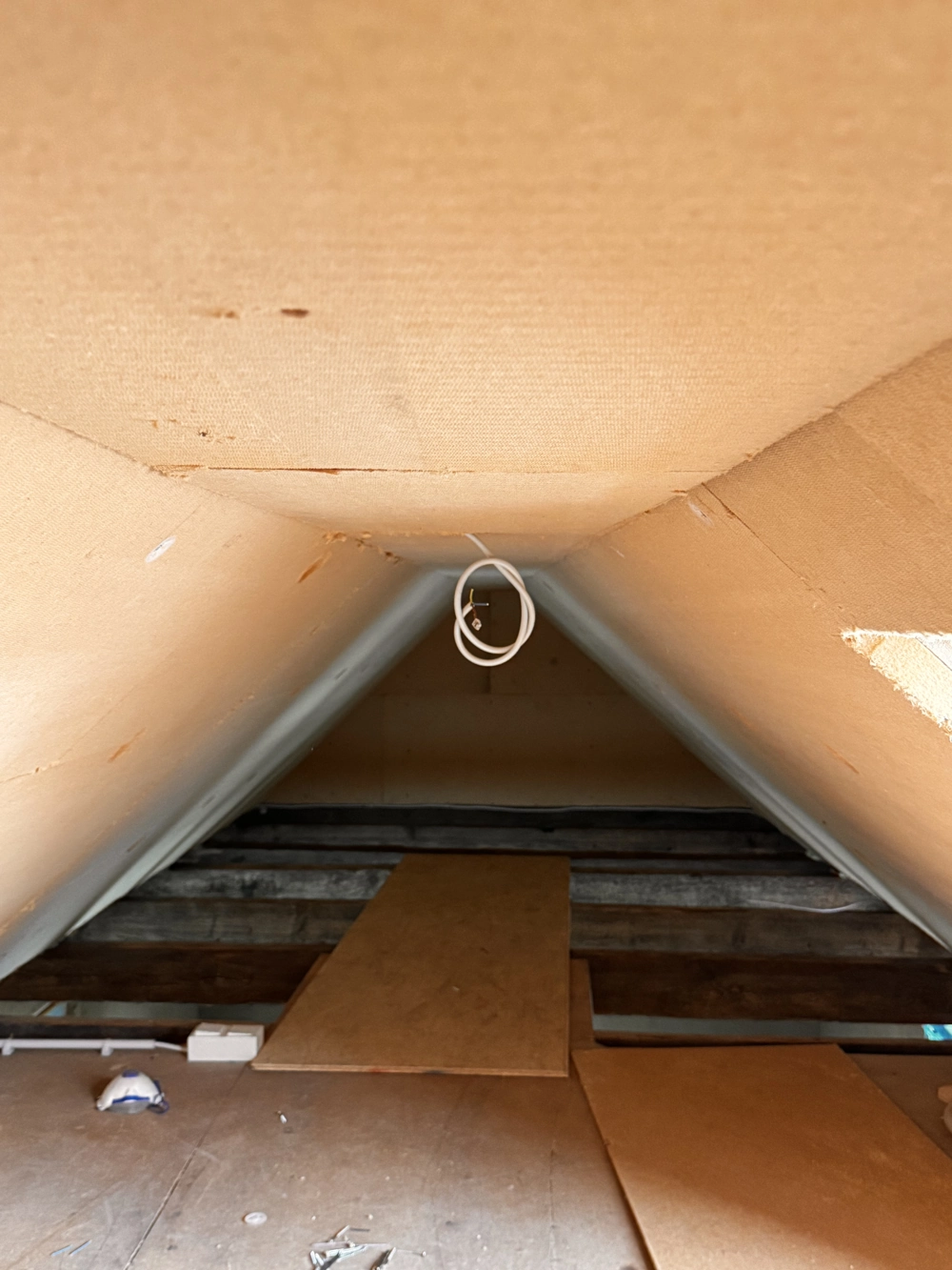 Ausgebautes Dachgeschoss mit installierter Dämmung an den Dachschrägen und Trockenbauplatten