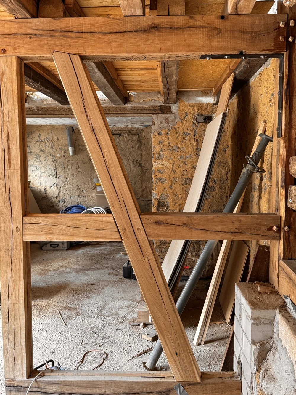 Rohbau einer Trennwand mit Holzständern und Diagonalstreben im Innenausbau
